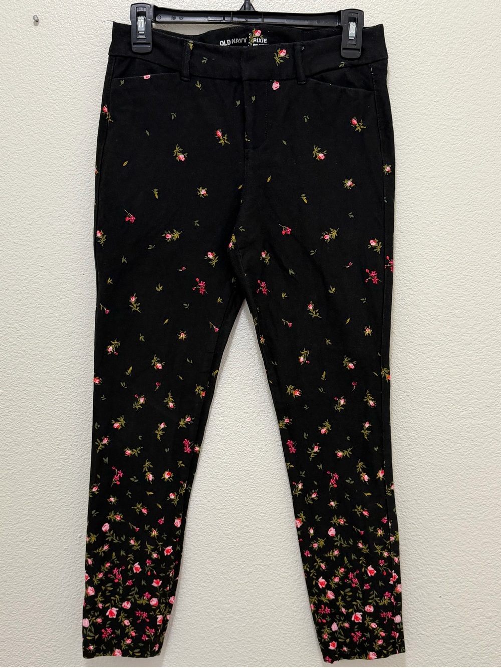 Old Navy pixie mid rise black pants with rose print, size 4